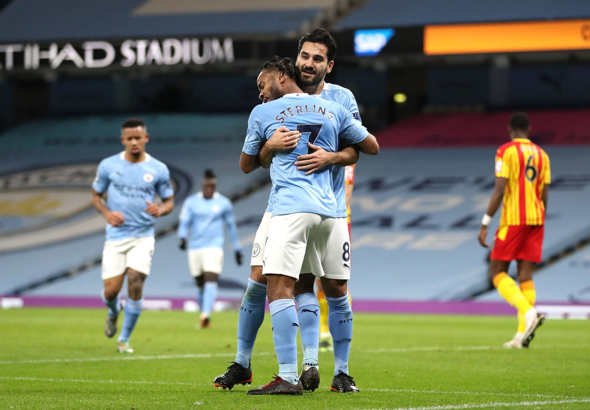 强中场防守 强中场防守